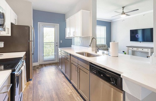 Fort Worth Apartment | Landing | Beautiful 2BD in Cityview
