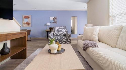 Crabtree Apartment | Landing Beautiful 2BD Clubhouse Gym