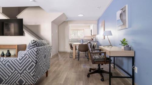 Crabtree Apartment | Landing Beautiful 2BD Clubhouse Gym