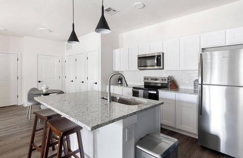 Venus Apartment | Landing | Beautiful 2BD, Clubhouse, Pool