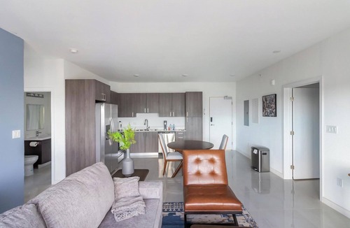 Naranja Apartment | Landing | Beautiful 2BD, Gym, Pool