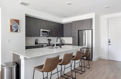 MLK Apartment | Landing | Beautiful 2BD, Gym, Courtyard
