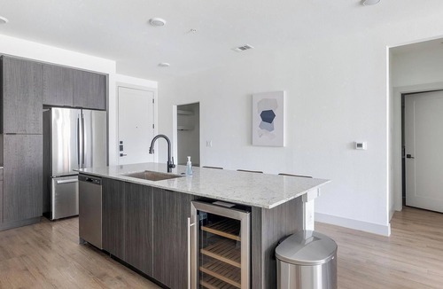 MLK Apartment | Landing | Beautiful 2BD, Gym, Courtyard