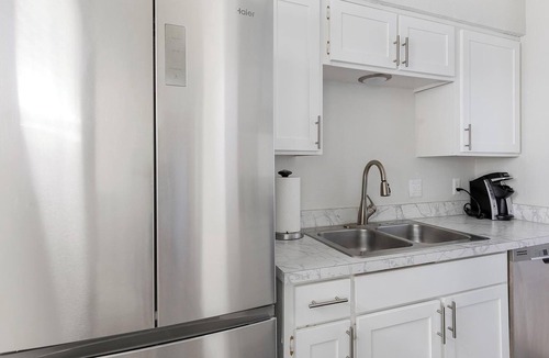 Denton Apartment | Landing | Beautiful 2BD, Gym, Courtyard