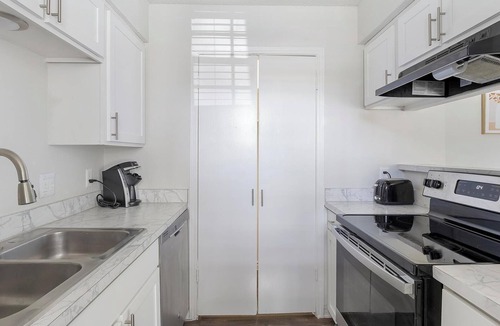 Denton Apartment | Landing | Beautiful 2BD, Gym, Courtyard