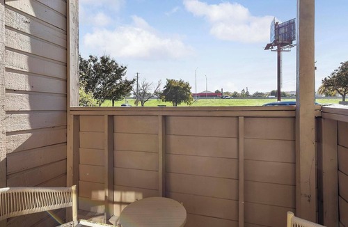 Denton Apartment | Landing | Beautiful 2BD, Gym, Courtyard
