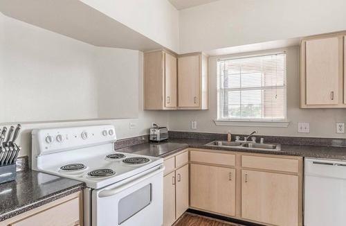 Southbelt/Ellington Apartment | Landing | Beautiful 2BD, Pool, Game Room