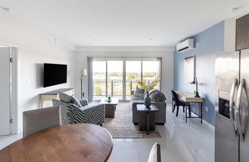 Naranja Apartment | Landing | Beautiful 2BD, Pool, Gym