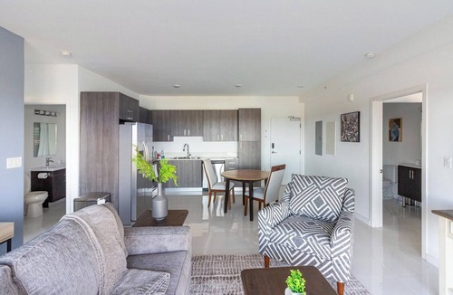 Naranja Apartment | Landing | Beautiful 2BD, Pool, Gym