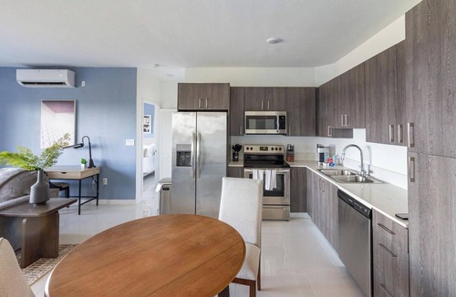 Naranja Apartment | Landing | Beautiful 2BD, Pool, Gym