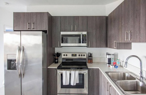 Naranja Apartment | Landing | Beautiful 2BD, Pool, Gym
