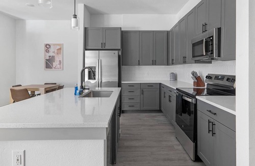 MLK Apartment | Landing | Beautiful 2BD, Rooftop Lounge, Game Room
