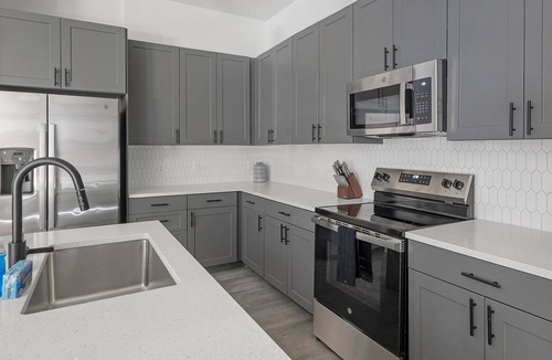 MLK Apartment | Landing | Beautiful 2BD, Rooftop Lounge, Game Room