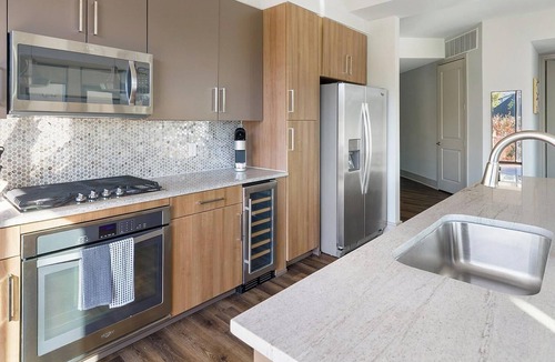 Houston Apartment | Landing | Beautiful 2BD, Tennis Court, Gym