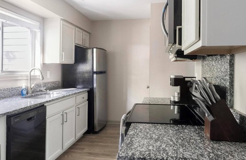 Crabtree Apartment | Landing | Beautiful 2BD, Tennis Court, Gym