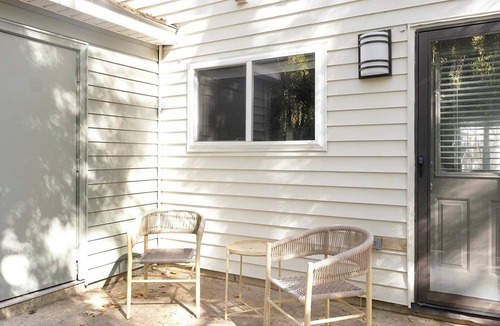 Crabtree Apartment | Landing | Beautiful 2BD, Tennis Court, Gym