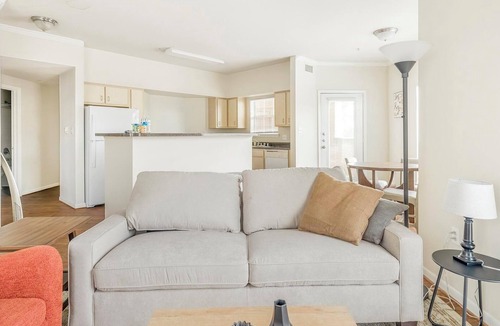 Southbelt/Ellington Apartment | Landing | Beautiful 2BD, Gym, Clubhouse