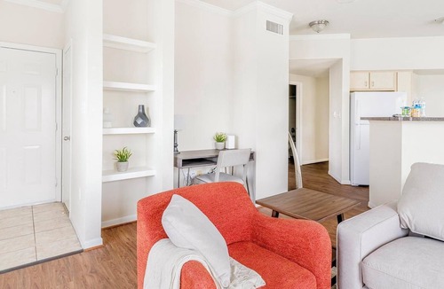 Southbelt/Ellington Apartment | Landing | Beautiful 2BD, Gym, Clubhouse