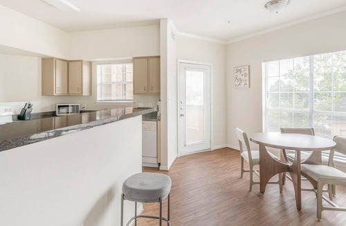 Southbelt/Ellington Apartment | Landing | Beautiful 2BD, Gym, Clubhouse