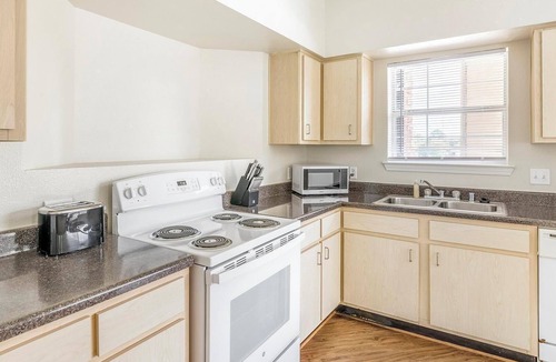 Southbelt/Ellington Apartment | Landing | Beautiful 2BD, Gym, Clubhouse
