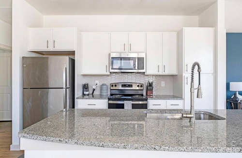 Waller Apartment | Landing | Beautiful 3BD, Gym, Pool