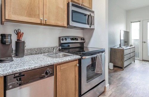 Pearl District Apartment | Landing | Beautiful Studio, Gym, Courtyard