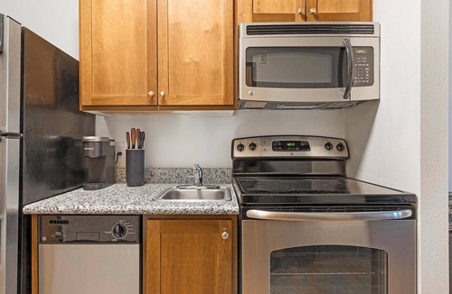 Pearl District Apartment | Landing | Beautiful Studio, Gym, Courtyard