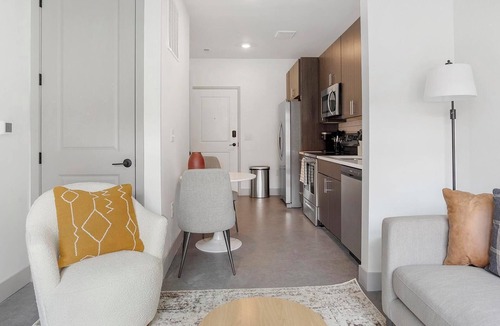 Richmond Apartment | Landing | Beautiful Studio, Gym, Pool