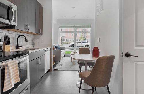 Richmond Apartment | Landing | Beautiful Studio, Gym, Pool