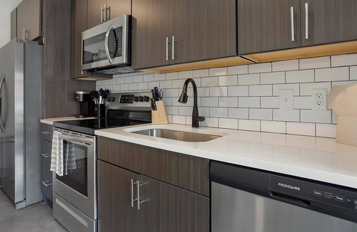 Richmond Apartment | Landing | Beautiful Studio, Gym, Pool