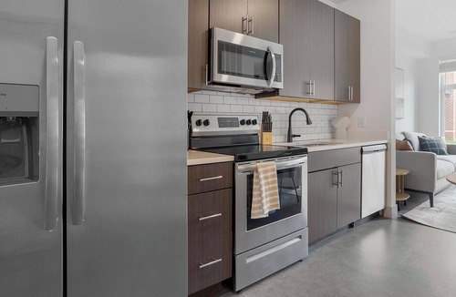 Richmond Apartment | Landing | Beautiful Studio, Gym, Pool