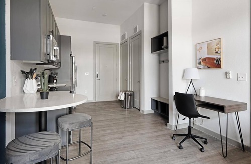 MLK Apartment | Landing | Beautiful Studio, Courtyard