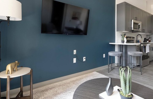 MLK Apartment | Landing | Beautiful Studio, Courtyard