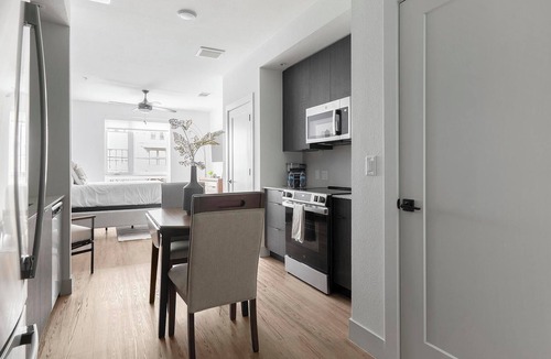 MLK Apartment | Landing | Beautiful Studio, Courtyard, Gym