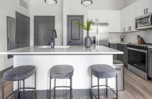 Southbank Apartment | Landing | Beautiful 1BD, Pool, Gym