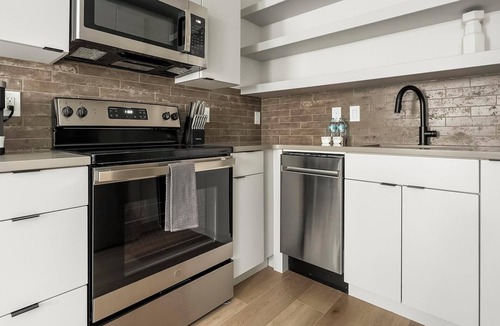 Norris Square Apartment | Landing | Beautiful 1BD, Gym