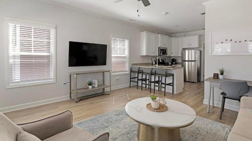 Huntsville Apartment | Landing Chic 1BD Clubhouse Gym