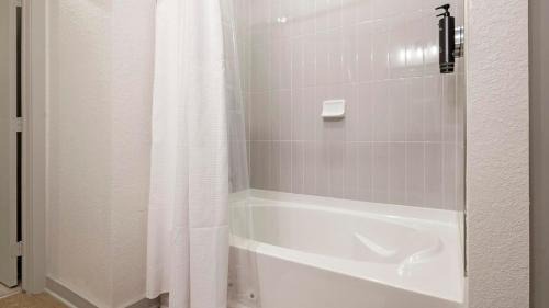 Candler Apartment | Landing Chic 1BD Clubhouse Pool