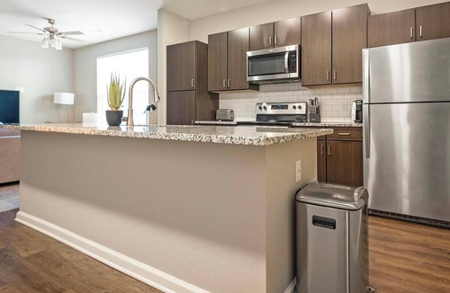 Chesterfield Apartment | Landing | Chic 1BD, Gym, Pool