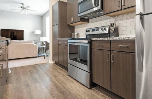 Chesterfield Apartment | Landing | Chic 1BD, Gym, Pool