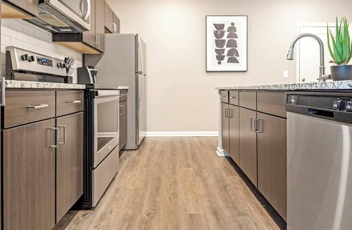 Chesterfield Apartment | Landing | Chic 1BD, Gym, Pool
