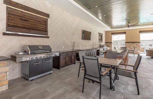 Buda Apartment | Landing | Chic 1BD, Game Room, Gym