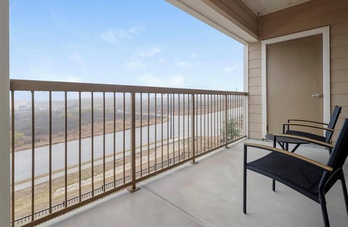 Buda Apartment | Landing | Chic 1BD, Game Room, Gym