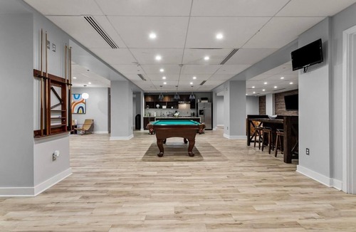 Financial District Apartment | Landing | Chic 1BD, Gym, Game Room