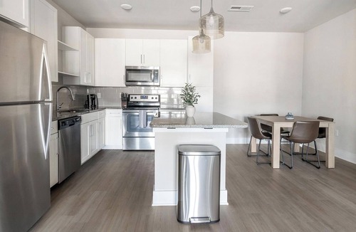 St. Johns Apartment | Landing | Chic 1BD, Gym
