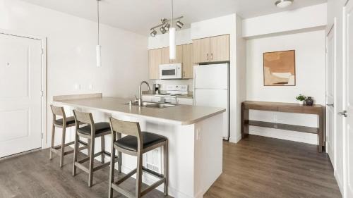 Smokey Point Apartment | Landing Chic 1BD Gym Clubhouse