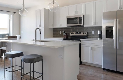 Oakwood Apartment | Landing | Chic 1BD, Gym, Pool
