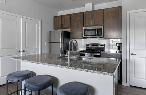 Dallas Apartment | Landing | Chic 1BD, Gym, Pool