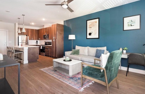 Seguin Apartment | Landing | Chic 1BD, Gym, Pool