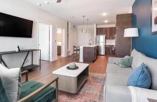 Seguin Apartment | Landing | Chic 1BD, Gym, Pool